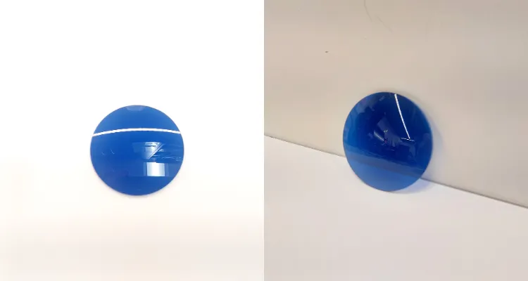 Deux lentilles bleues Z1 spécialisées avant leur montage dans une paire de lunettes.